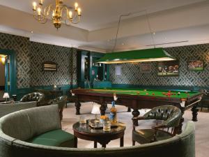 多基费兹帕特里克城堡酒店的台球室配有台球桌和椅子