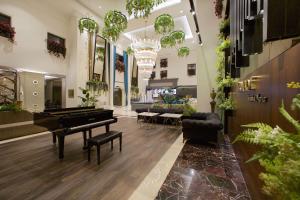 伊斯坦布尔Ramada by Wyndham Istanbul Merter的植物间里带钢琴的房间