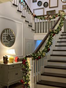 胡内多阿拉La Fontaine的装饰有圣诞花的楼梯
