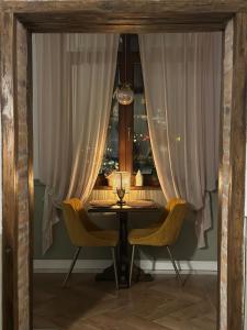 胡内多阿拉La Fontaine的窗帘间配有一张桌子和两把椅子