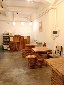 Ban NongdouangAnnie Backpacker Hostel的配有木桌和椅子的房间