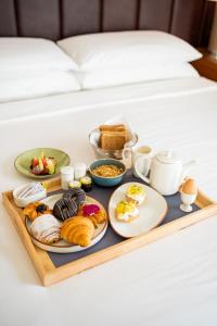 海得拉巴海得拉巴万怡酒店 的床上的早餐盘