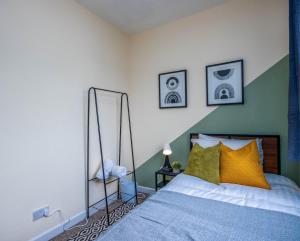 南安普敦4 Bed House With Driveway Parking的卧室配有一张床铺,墙上挂有两面镜子