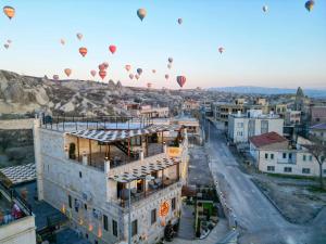 格雷梅Enjoy Stone Hotel的一群热气球飞越城市