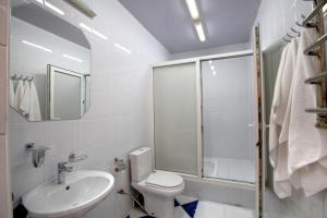 捷尔诺波尔鳄鱼水上乐园酒店的浴室配有卫生间、盥洗盆和淋浴。