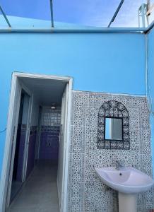 米德勒特Hôtel Restaurant Ali的一间带水槽和镜子的浴室