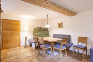 BodendorfVitalhof am Kreischberg by ALPS RESORTS的一间带木桌和椅子的用餐室