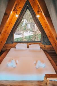 萨潘贾Sapanca Mea Vita的帐篷内的一张床位,配有两个枕头和窗户