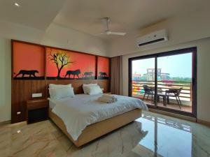 MendardaWet n wild water park & resort的一间卧室设有一张大床和一个大窗户