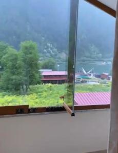 乌宗Aygün Suites Hotel&Bungalow UZUNGÖL的享有田野景色的窗户