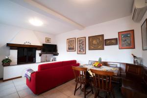 卡瓦利诺Casa Battaglia的客厅配有红色的沙发和桌子