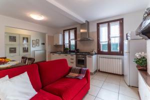 卡瓦利诺Casa Battaglia的客厅设有红色沙发,位于厨房内