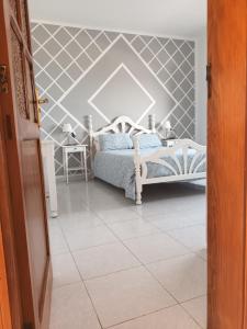奥尔索拉casa el lajiar的一间卧室配有一张几何式墙床