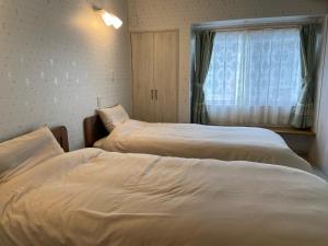 NishinaLavender - Vacation STAY 26426v的带窗户的客房内的两张床