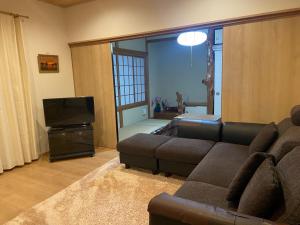 NishinaLavender - Vacation STAY 26426v的带沙发和平面电视的客厅