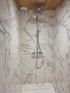 大博尔南Chalet Soleya的一间设有白色大理石墙壁和淋浴的浴室