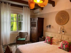 胡安莱潘玛尔乔莱娜酒店的卧室配有床、椅子和窗户。