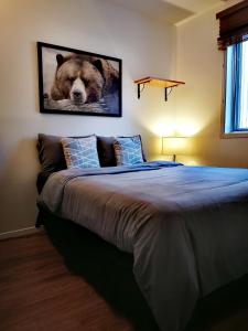 斯托纳姆Condo sur 2 niveaux avec magnifique vue sur la montagne的一间卧室配有一张大床,并画着熊的照片