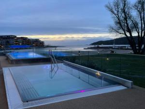 克里斯蒂安桑Kristiansand, Bystranda 59m2, 2 soverom, 6 senger的享有水景的游泳池