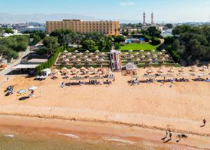 拉斯阿尔卡麦BM Beach Hotel的海滩空中美景,配有遮阳伞
