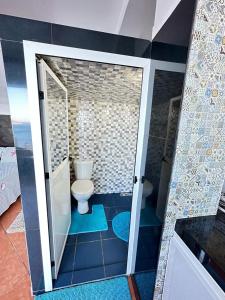 得土安Belyounech studio location de vacance的一间带卫生间和步入式淋浴间的浴室