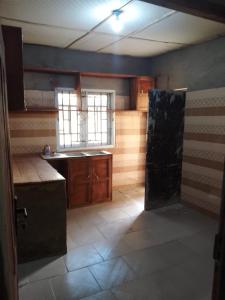 IloraAbakidoye Lodge的一个带水槽和窗户的空厨房