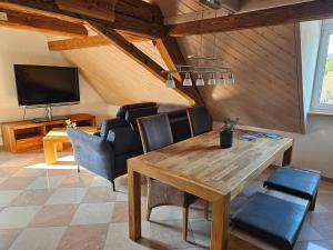 厄赫宁根Weitblick的一间带木桌和椅子的用餐室