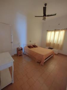 卡塔马卡Limón Dulce Hostel的一间卧室配有一张床和吊扇