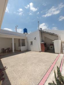 卡塔马卡Limón Dulce Hostel的白色的房子,设有庭院和车道