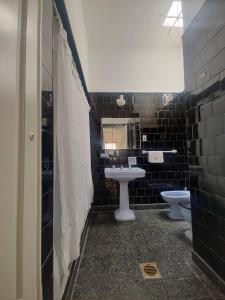 卡塔马卡Limón Dulce Hostel的浴室设有2个卫生间、水槽和镜子