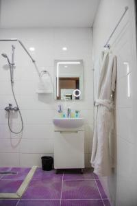 巴库Solo Hotel的白色的浴室设有水槽和淋浴。