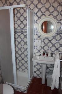 韦拉斯金塔嘉年华酒店的一间带水槽和镜子的浴室