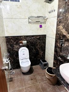 马迪凯里Navarathna Comforts的一间带卫生间和水槽的浴室