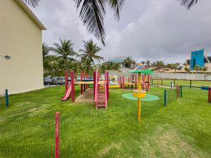 纳塔尔阿姆纳特马尔酒店的公园里一个带五颜六色游戏设备的游乐场