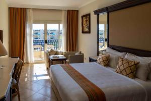 沙姆沙伊赫大绿洲度假酒店的酒店客房设有一张大床和一间客厅。