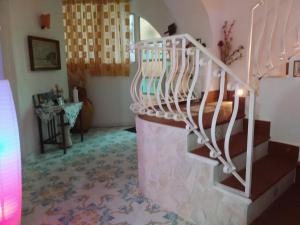 利帕里B&B Antico Palmento的房屋内的一个房间,设有螺旋楼梯