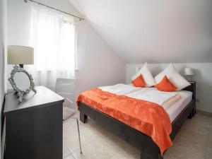 DračevicaVilla Jelena的一间卧室配有一张床、一张桌子和一个窗户。