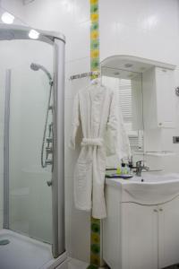 巴库Solo Hotel的白色的浴室设有水槽和镜子