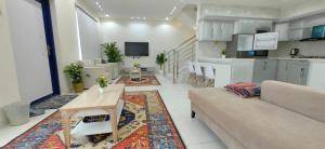 雷伊斯اوس الحجاز的带沙发的客厅和厨房