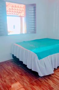 特赖里Dunas Mar em Guajiru的蓝色客房的一张床位,设有窗户