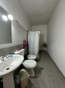 Villa MariniHabitacion INDIVIDUAL en casa compartida- cama individual的一间带水槽、卫生间和镜子的浴室
