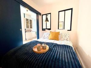 波城Magnifique Appartement Hypercentre - Le Charly的一间卧室配有一张桌子和一张床铺