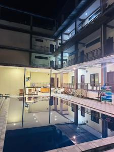 万荣Vang Vieng Global Hostel的一座空的游泳池,里面设有桌子和长凳