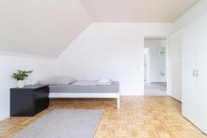 科隆Ferienwohnung/Messewohnung的一间白色客房内的床铺卧室