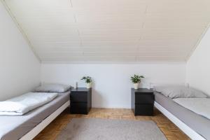 科隆Ferienwohnung/Messewohnung的白色墙壁客房的两张床