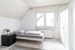 科隆Ferienwohnung/Messewohnung的白色的卧室设有床和窗户