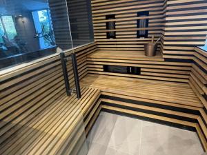 马贝拉NEW LUXURY VILLA : 7 BEDROOMS : POOL : GYM : SPA的一间铺有木地板的桑拿浴室