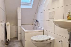 勒沃库森勒沃库森公寓的白色的浴室设有卫生间和水槽。