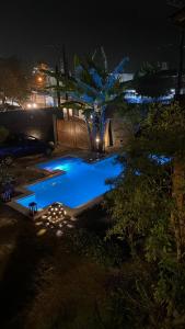 乌巴图巴普利马尔宾馆的夜间在院子里的游泳池