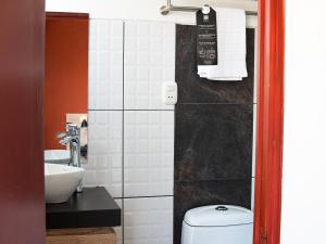 塔拉拉Rua Hoteles Talara的一间带卫生间和水槽的浴室